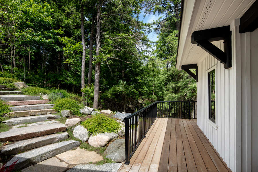 front entry of custom cottage on lake rosseau | Ballantyne Builds